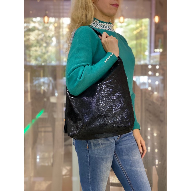 Женская кожаная сумка хобо Sandra лазерка черная - 4 фото