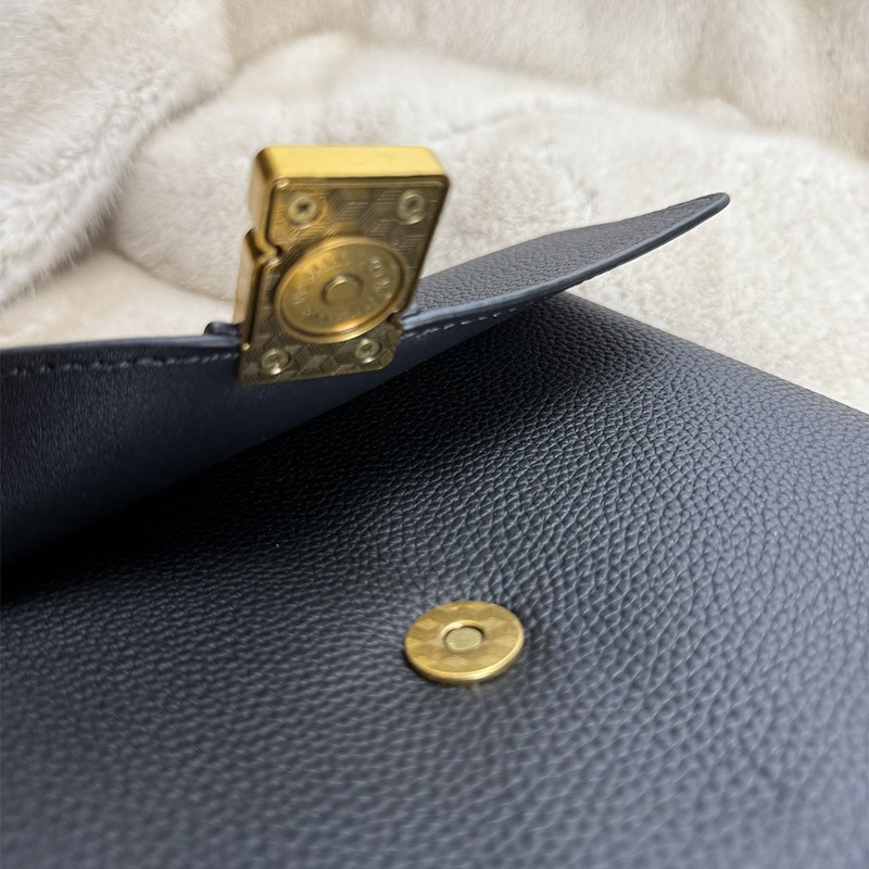 Женская кожаная сумка мессенджер Claire черная - 10 фото