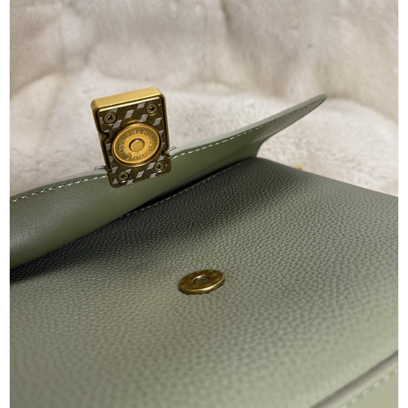 Женская кожаная сумка мессенджер Claire фисташковая - 12 фото