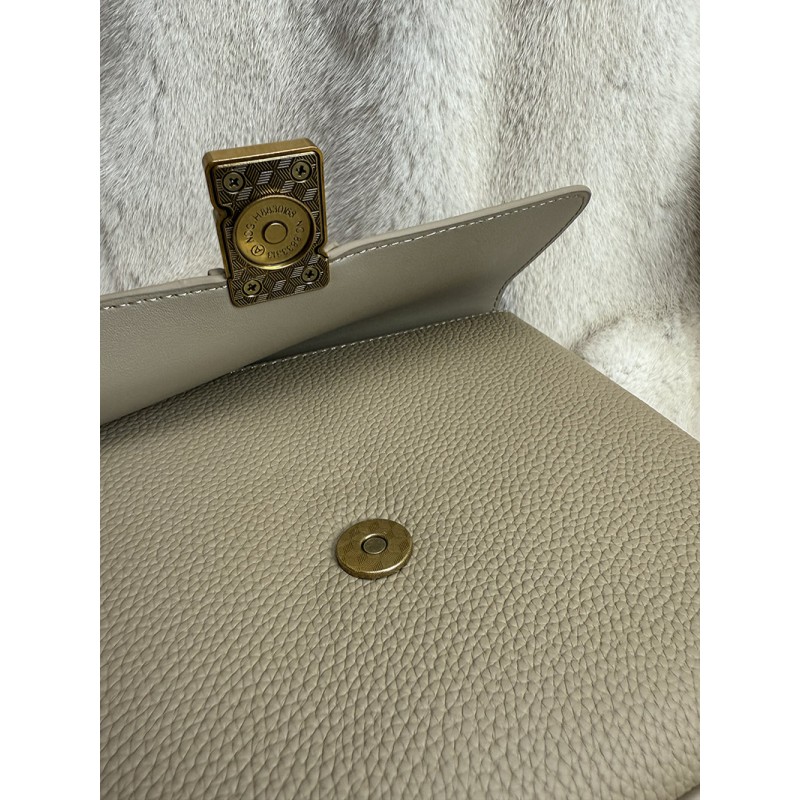 Жіноча шкіряна сумка месенджер Claire бежева - 8 фото