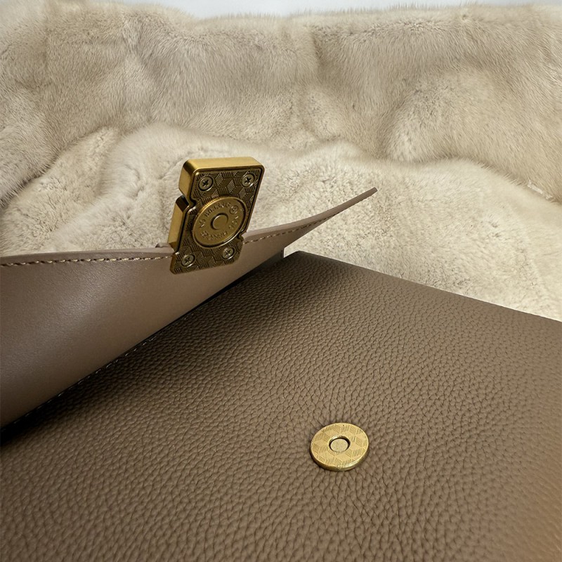 Жіноча шкіряна сумка месенджер Claire коричнева - 7 фото