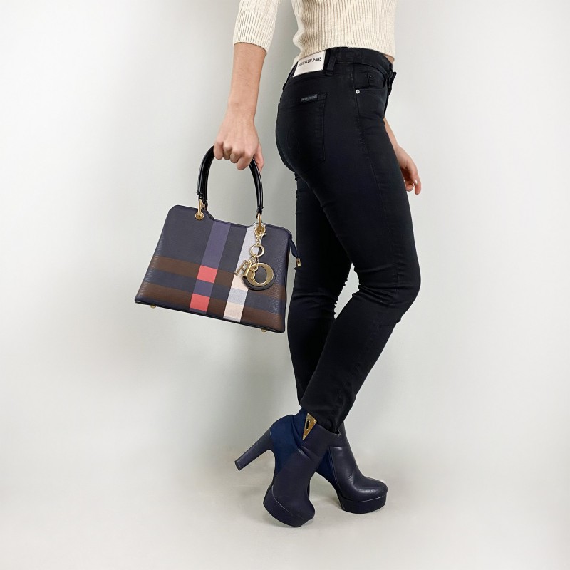 Женская классическая сумка Grace синяя с черными ручками - 15 фото